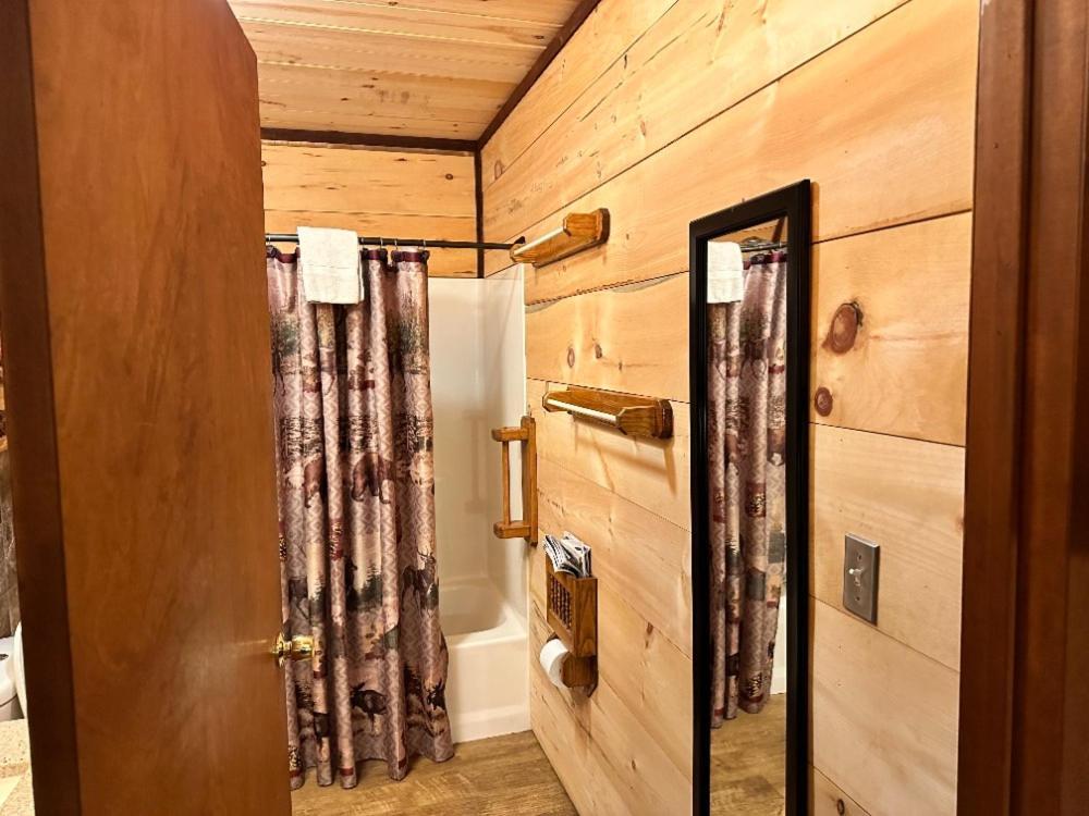 Best Bear Lodge & Campground Irons Экстерьер фото