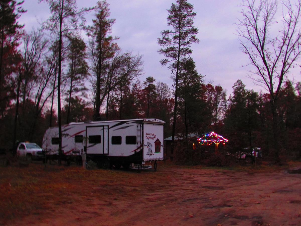 Best Bear Lodge & Campground Irons Экстерьер фото