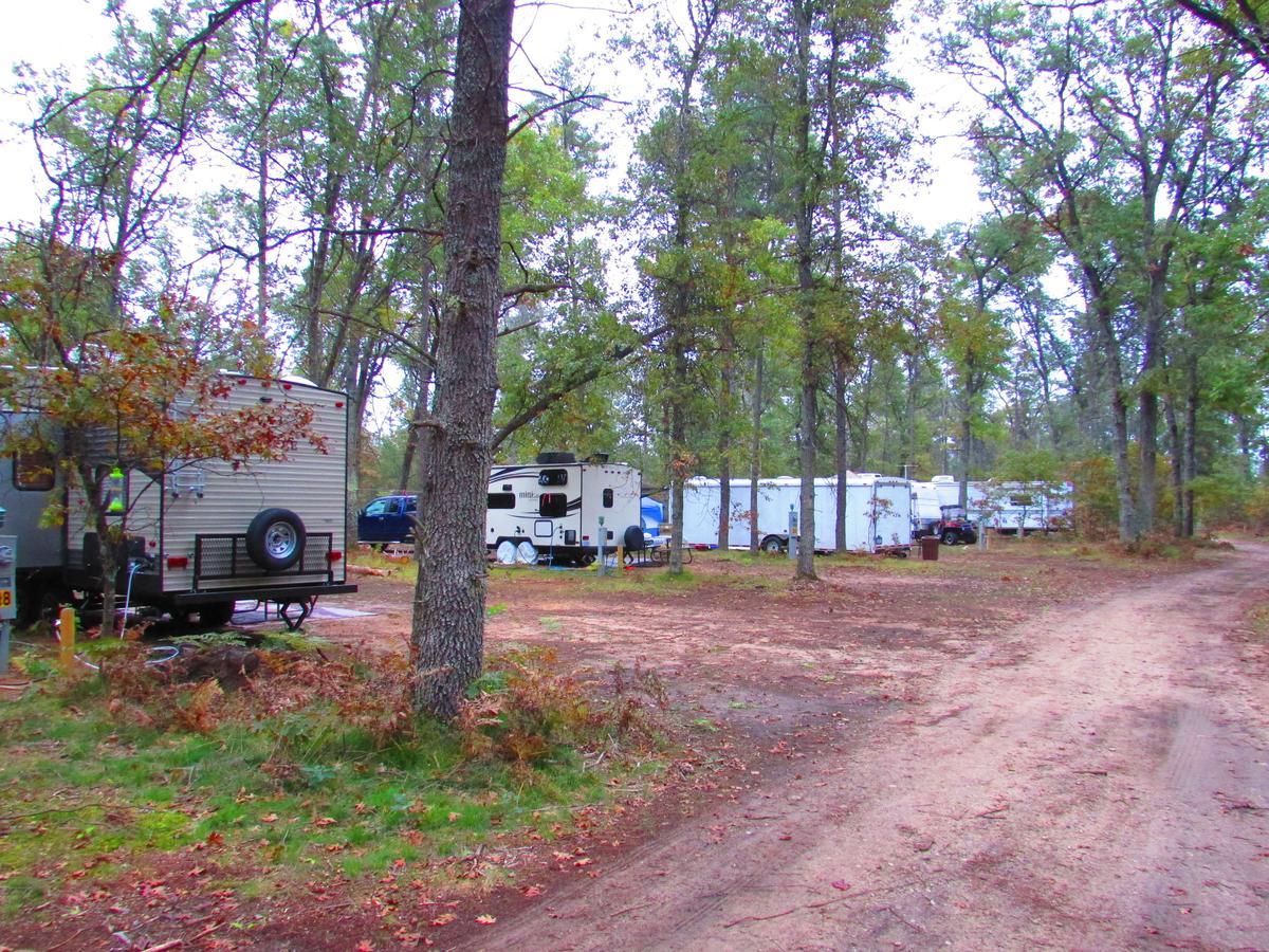 Best Bear Lodge & Campground Irons Экстерьер фото